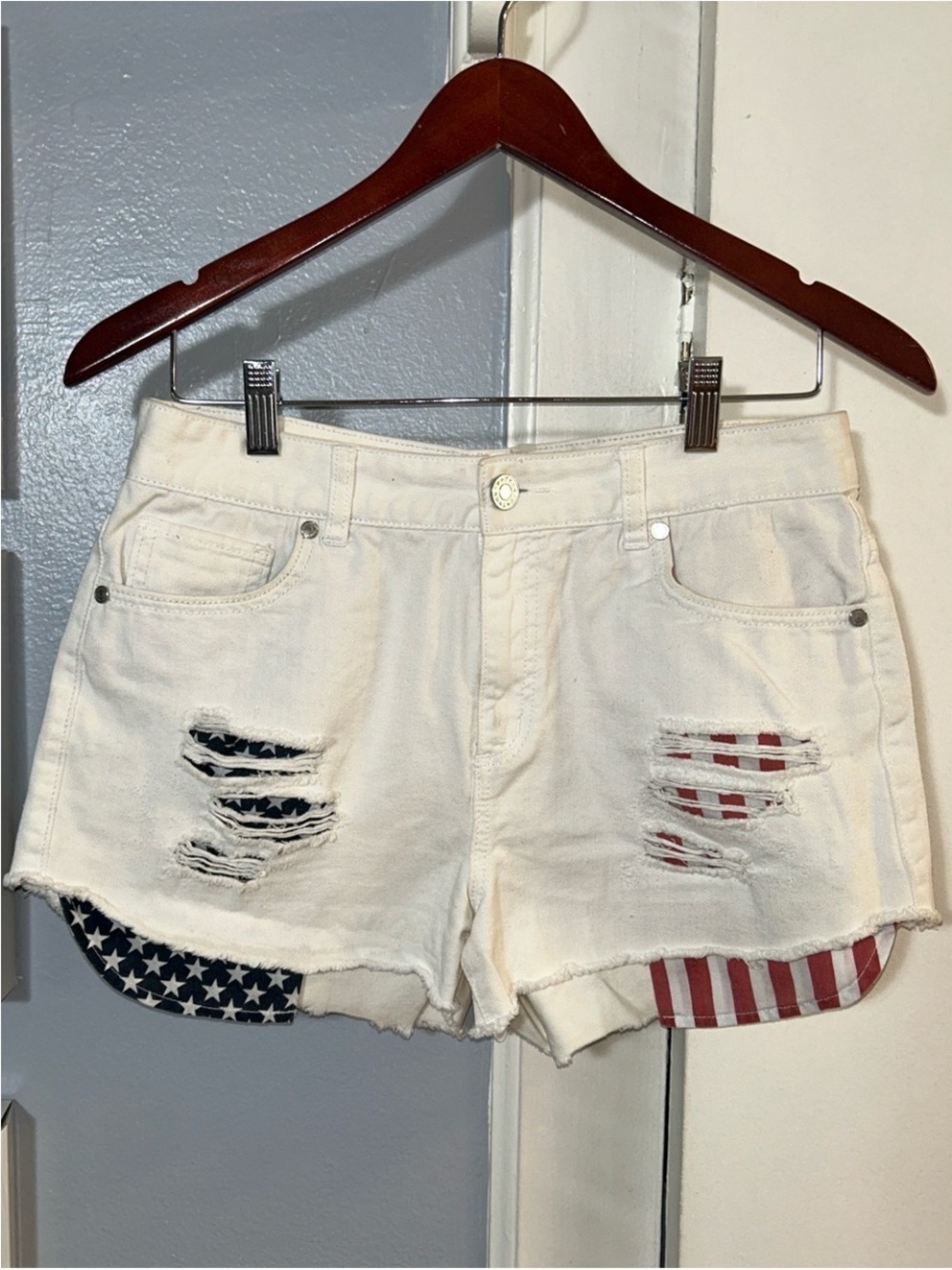 Refuge Women's
Distressed White Cutoff
Denim Shorts with USA
Flag Size 8